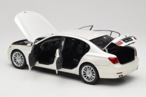 BMW 7 Series F02 760Li Brilliant White Kyosho 1:18 08783BRW メタル - 画像 5/8