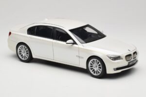 BMW 7 Series F02 760Li Brilliant White Kyosho 1:18 08783BRW メタル - 画像 6/8
