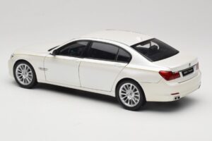 BMW 7 Series F02 760Li Brilliant White Kyosho 1:18 08783BRW メタル - 画像 7/8