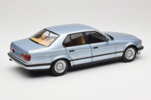 BMW 730i E32 ライトブルー メタリック Minichamps 1:18 100023008 メタル - 画像 3/8