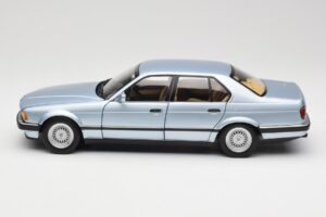 BMW 730i E32 ライトブルー メタリック Minichamps 1:18 100023008 メタル - 画像 4/8