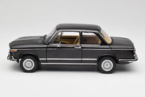BMW 2002 L E10 ブラック AUTOart 1:18 70603 メタル - 画像 4/8