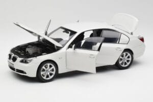BMW E60 545i アルパインホワイト Kyosho 1:18 08591W メタル - 画像 2/8