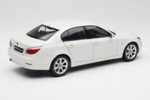 BMW E60 545i アルパインホワイト Kyosho 1:18 08591W メタル - 画像 3/8