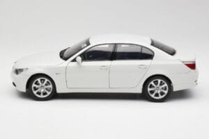BMW E60 545i アルパインホワイト Kyosho 1:18 08591W メタル - 画像 4/8