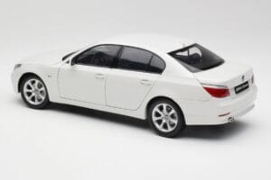BMW E60 545i アルパインホワイト Kyosho 1:18 08591W メタル - 画像 7/8