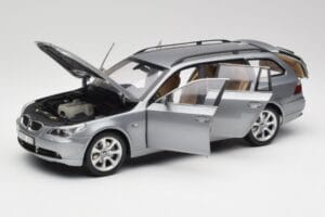BMW 545i E61 Touring ライトグレー Kyosho 1:18 80430308414 メタル - 画像 2/8