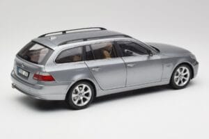 BMW 545i E61 Touring ライトグレー Kyosho 1:18 80430308414 メタル - 画像 3/8