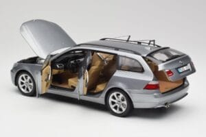 BMW 545i E61 Touring ライトグレー Kyosho 1:18 80430308414 メタル - 画像 5/8