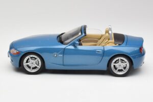 BMW Z4 E85 Maldives Blue Bburago 1:18 34046BLUE メタル - 画像 4/8