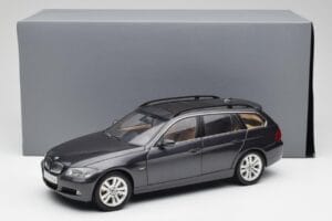 BMW 330i E91 Touring ダークグレー Kyosho 1:18 80430394360 メタル - 画像 8/8