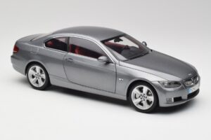 BMW 330i E92 クーペ グレーメタリック Kyosho 1:18 80430407220 メタル - 画像 6/8