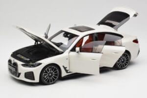 BMW i4 M50 G26 Alpine White Minichamps 1:18 110023011 メタル - 画像 2/8