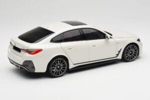 BMW i4 M50 G26 Alpine White Minichamps 1:18 110023011 メタル - 画像 3/8