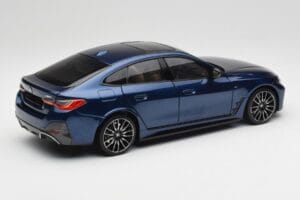 BMW i4 M50 G26 Portimao Blue Minichamps 1:18 110023012 メタル - 画像 3/8