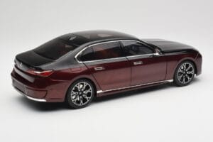 BMW i7 G70 Black & Red Metallic Minichamps 1:18 110023201 メタル - 画像 3/8