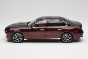 BMW i7 G70 Black & Red Metallic Minichamps 1:18 110023201 メタル - 画像 4/8