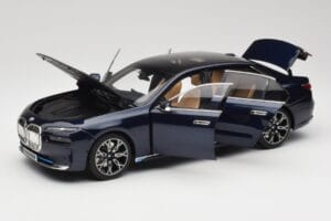 BMW i7 G70 Blue Metallic Minichamps 1:18 110023202 メタル - 画像 2/8