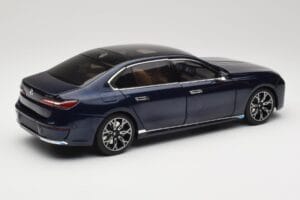 BMW i7 G70 Blue Metallic Minichamps 1:18 110023202 メタル - 画像 3/8