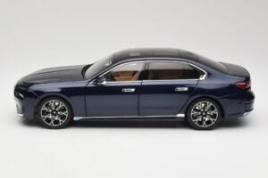 BMW i7 G70 Blue Metallic Minichamps 1:18 110023202 メタル - 画像 4/8
