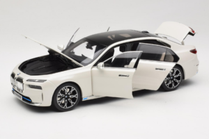 BMW i7 G70 White Metallic Minichamps 1:18 110023200 メタル - 画像 2/8