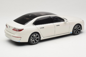 BMW i7 G70 White Metallic Minichamps 1:18 110023200 メタル - 画像 3/8