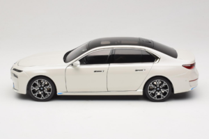 BMW i7 G70 White Metallic Minichamps 1:18 110023200 メタル - 画像 4/8