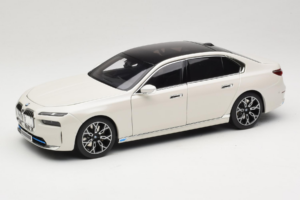 BMW i7 G70 White Metallic Minichamps 1:18 110023200 メタル