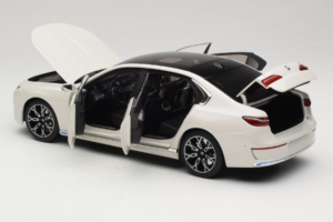 BMW i7 G70 White Metallic Minichamps 1:18 110023200 メタル - 画像 5/8