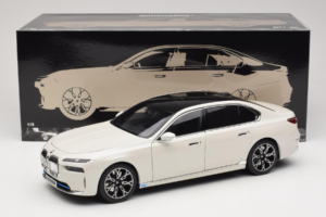 BMW i7 G70 White Metallic Minichamps 1:18 110023200 メタル - 画像 8/8