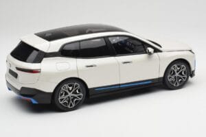 BMW iX Alpine White Minichamps 1:18 110023102 メタル - 画像 3/8