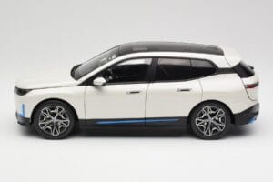 BMW iX Alpine White Minichamps 1:18 110023102 メタル - 画像 4/8
