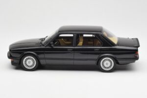 BMW M5 E28 ダイヤモンド ブラック Otto 1:18 OT184 レジン - 画像 3/6