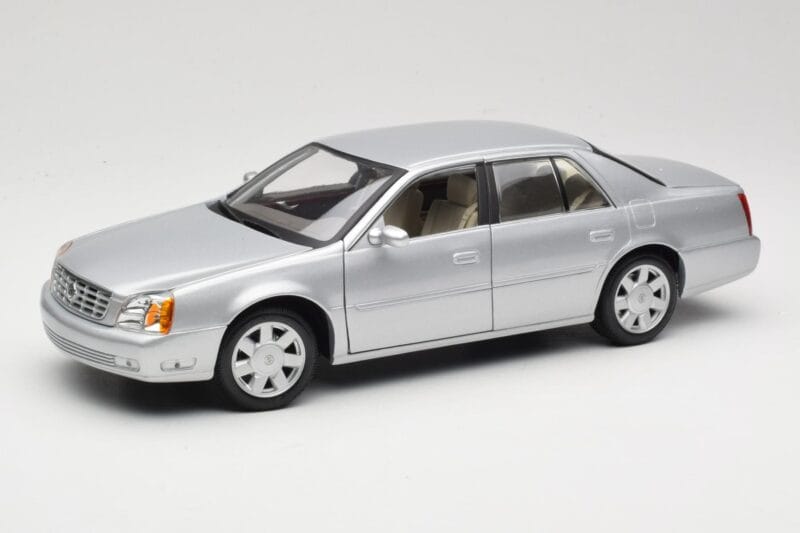 Cadillac DeVille DTS Maisto 1:18 56061 メタル