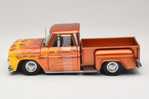Chevrolet C-10 Stepside Pickup Lowrider オレンジ フレーム付き Sun Star 1:18 1392 メタル - 画像 3/6
