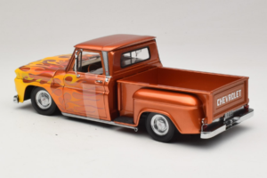 Chevrolet C-10 Stepside Pickup Lowrider オレンジ フレーム付き Sun Star 1:18 1392 メタル - 画像 5/6