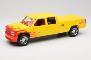Chevrolet C2500 Silverado Pussy Wagon From Kill Bill イエロー GreenLight 1:18 19015 メタル