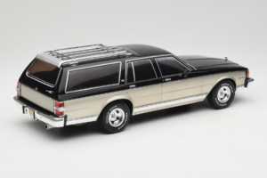 Chevrolet Caprice Estate Wagon シルバー & グレー MCG 1:18 MCG18478 メタル - 画像 2/6