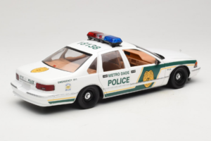 Chevrolet Caprice Metro Dade ポリス UT Models 1:18 21024 メタル - 画像 3/8