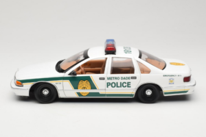 Chevrolet Caprice Metro Dade ポリス UT Models 1:18 21024 メタル - 画像 4/8