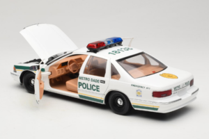 Chevrolet Caprice Metro Dade ポリス UT Models 1:18 21024 メタル - 画像 5/8