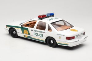 Chevrolet Caprice Metro Dade ポリス UT Models 1:18 21024 メタル - 画像 7/8