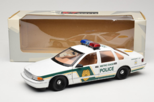 Chevrolet Caprice Metro Dade ポリス UT Models 1:18 21024 メタル - 画像 8/8