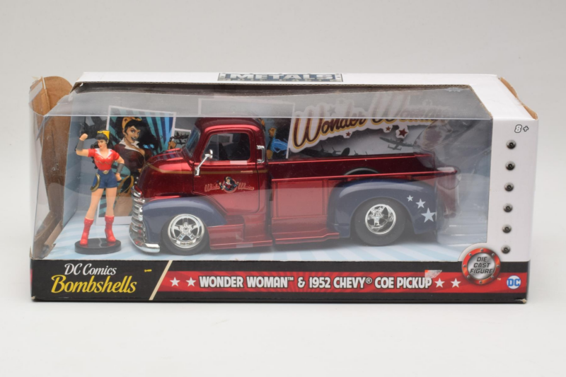 Chevrolet COE Pickup Wonder Woman With Figure Metals Diecast 1:24 30453 メタル