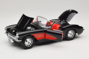 Chevrolet Corvette C1 ブラック & レッド Bburago 1:18 3034-M1 メタル - 画像 2/8