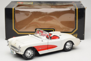 Chevrolet Corvette C1 ホワイト & レッド Bburago 1:18 3024-M3 メタル - 画像 8/8