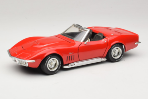 Chevrolet Corvette C3 カブリオレ レッド Revell 1:18 8833-P1 メタル