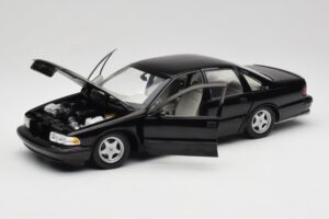 Chevrolet Impala SS ブラック UT Models 1:18 21031 メタル - 画像 2/8