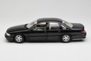 Chevrolet Impala SS ブラック UT Models 1:18 21031 メタル - 画像 4/8