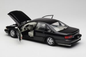 Chevrolet Impala SS ブラック UT Models 1:18 21031 メタル - 画像 5/8